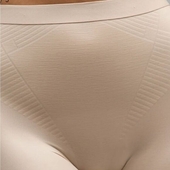 Spanx Thinstincts High-Waist Mid-Thigh Short Medium $ 72 NEW - Picture 5 of 7